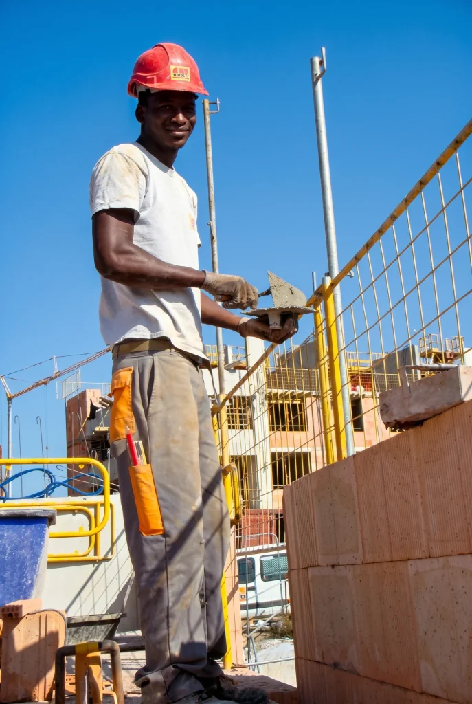 Jeune apprenti SOCARA en formation sur un chantier