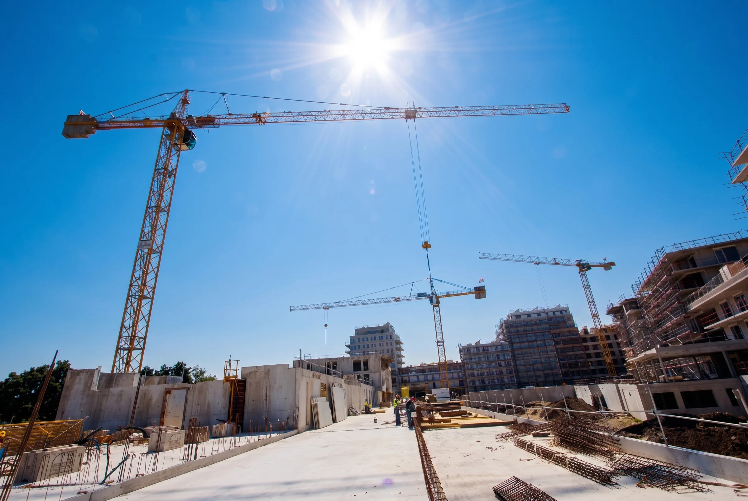 Grues au-dessus d'un chantier de logements SOCARA