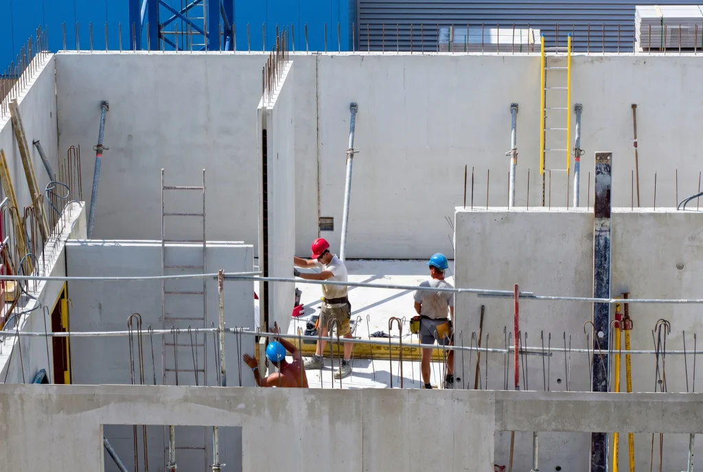 Compagnon SOCARA au travail sur un chantier