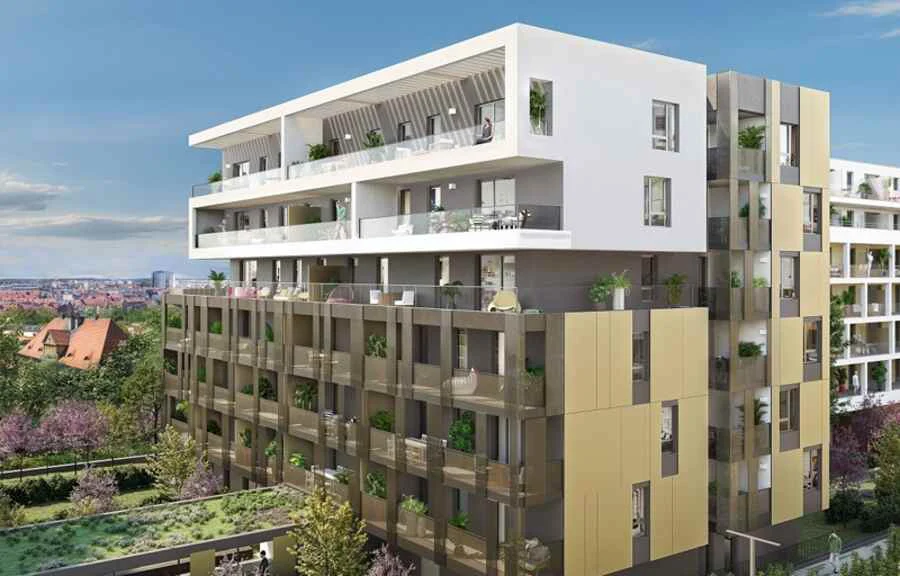 Résidence aux façades blanches et balcons en bois