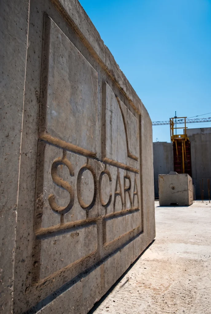 Bloc de béton gravé au nom de SOCARA sur un chantier
